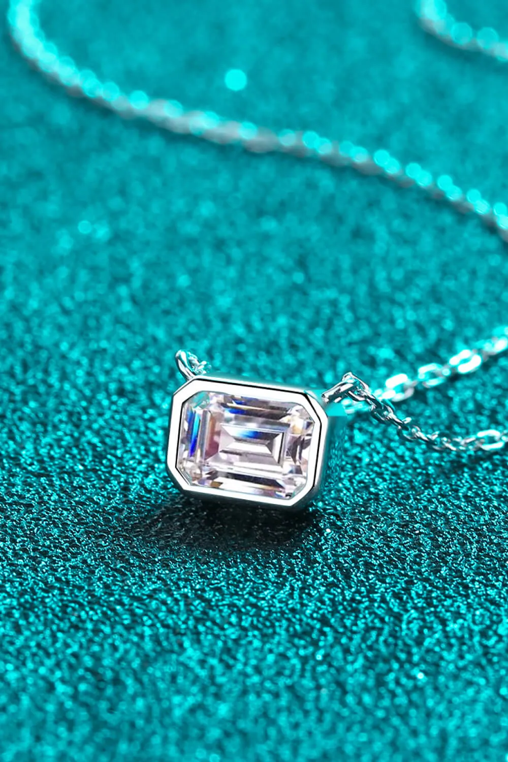 Elegant Moissanite Pendant Necklace - 1 Carat