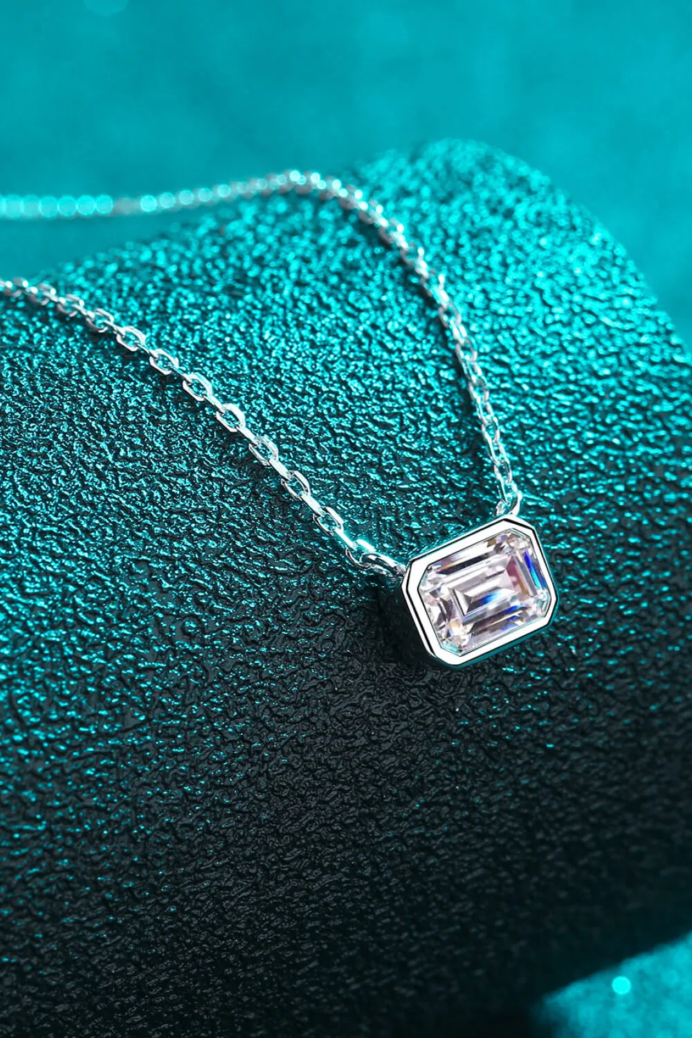 Elegant Moissanite Pendant Necklace - 1 Carat