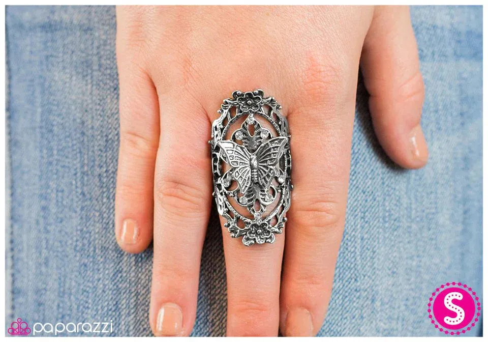 Paparazzi Ring ~ Burlesque - White