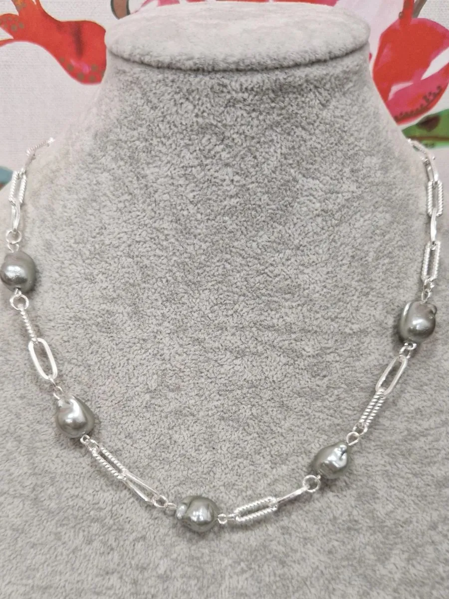 Short Chain Link Pearlised Bead Necklace